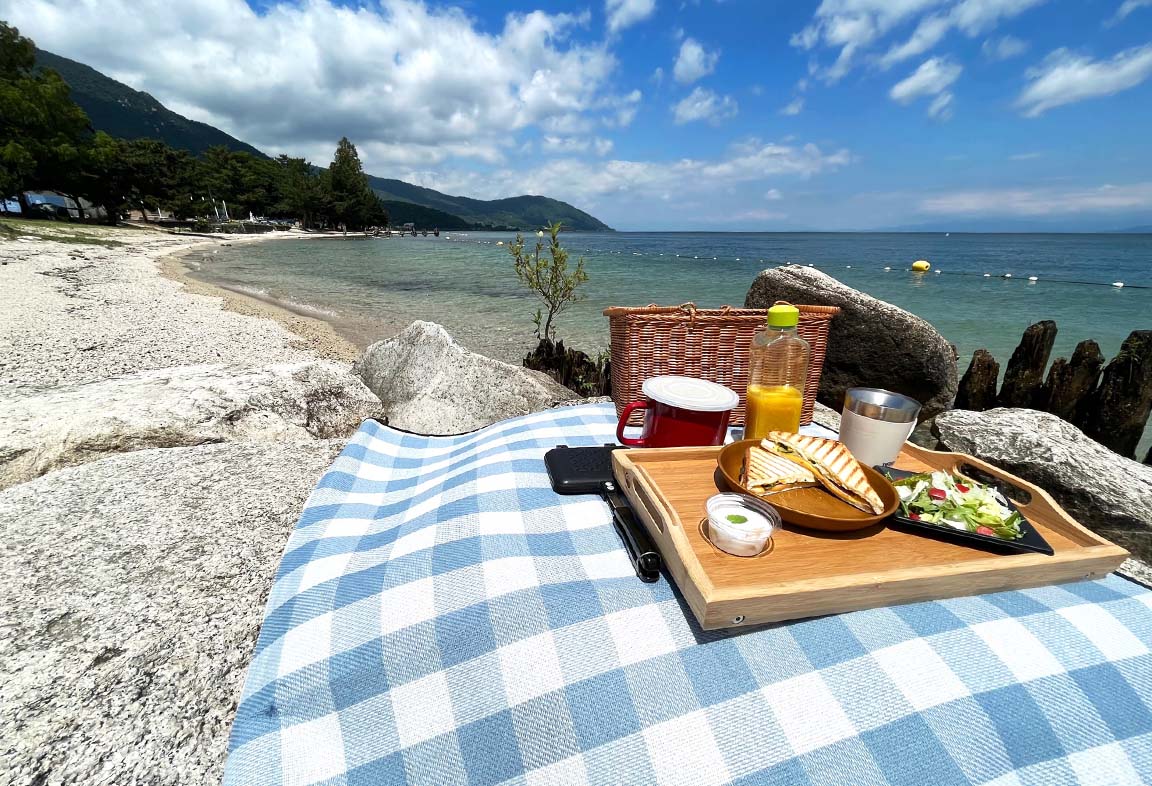 在琵琶湖畔的沙灘上享用早餐